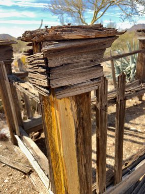 Çöl öncü mezarlığındaki yıpranmış ahşap çitin yakın çekimi.