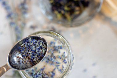 Tatlandırılmış ahududu üzerine kaşık dolusu lavanta tomurcuğu