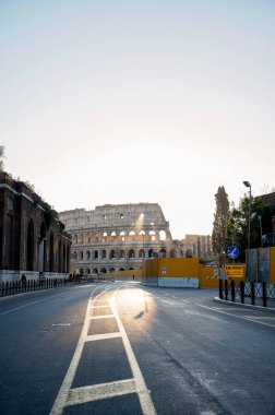 Roma 'daki kolezyum gün doğumunda, sıcak altın ışıkla