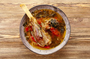 kuzu incik, otlar ve sebzeli khashma