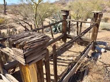 Eski bir çöl mezarlığında çürümüş ahşap bir mezar.