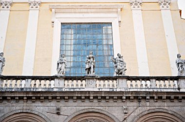 Roma 'daki tarihi binanın ön cephesinde süslü taş heykeller.