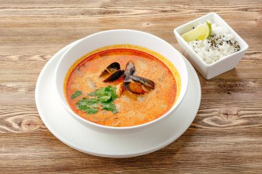 Tom midyeli ve pirinçli lezzetli çorba