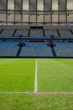 Rio de Janeiro Stadyumundaki yeşil futbol sahası ve sandalyelerin manzarası.