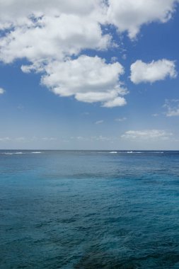 Mavi okyanus ve jet skiler geçiyor.