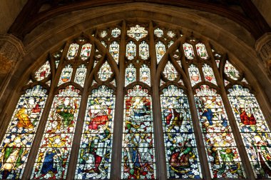 Geniş kavisli cam pencere dışarıdan aydınlık.