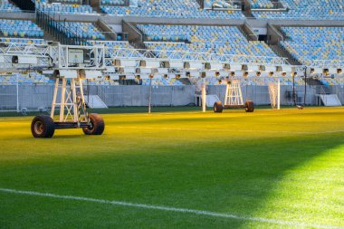 Rio de Janeiro Stadyumundaki yeşil futbol sahası ve sandalyelerin manzarası.