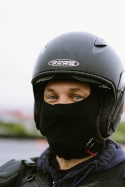 Kar maskeli ve kasklı bir adamın portresi, mavi çekici gözler.