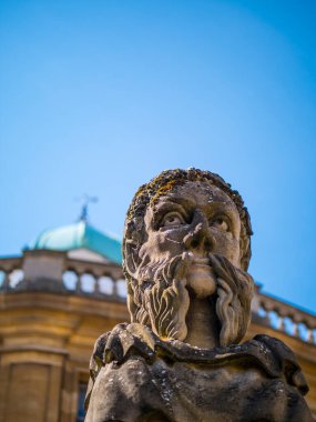 Oxford Sheldonian Tiyatrosu 'nun önündeki heykel.