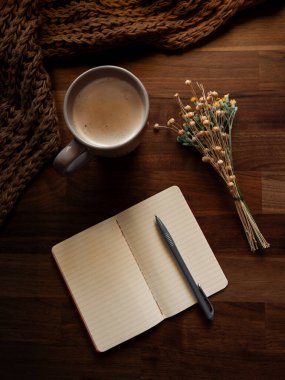 Cappuccino, defter ve sonbahar detaylarıyla samimi yazma ayarları