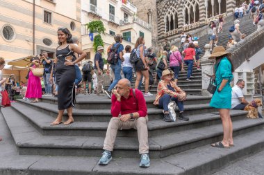 Amalfi 'deki Duomo di Saint' Andrea Merdivenleri 'ndeki turistler...