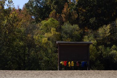 Plajdaki tabeladan sarkan can yelekleri