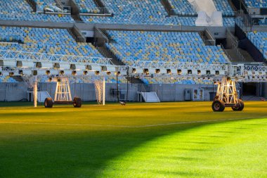 Rio de Janeiro Stadyumundaki yeşil futbol sahası ve sandalyelerin manzarası.