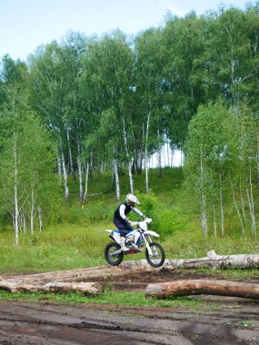 Dirt Bike Challenge: Sürücü Off-Road Raylarında Kütükleri Fethediyor