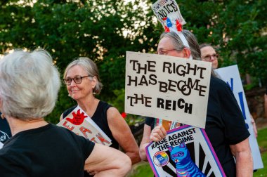 Rejim mitingine Karşı Öfke 'de imza