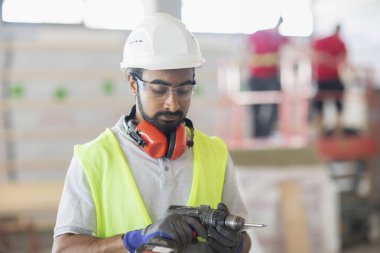 Miğferli ve güvenlik ceketli işçi kontrol cihazı