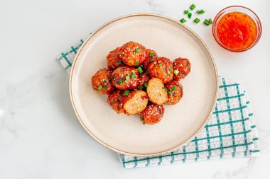 Acı biberli tavuklu köfte. Üzüm suyuyla süslenmiş.