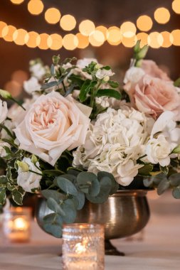 Vazoda parlayan bokeh arkaplanı olan romantik bir çiçek süsü..