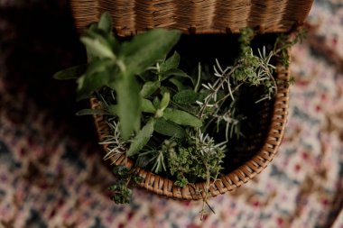 İçinde taze bitkiler olan bir sepet.