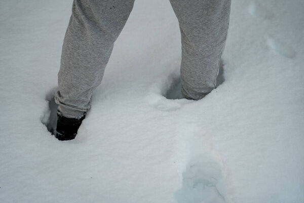 Ноги тонут в глубоком снегу в Осло, зимняя сцена