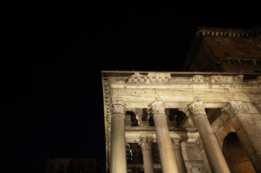 Geceleri Pantheon 'un antik sütunlarını aydınlatıyordu.