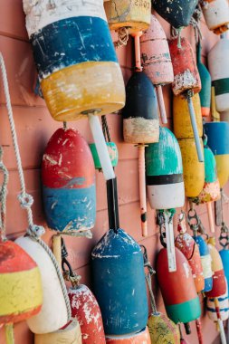 Kırmızı duvarda asılı şamandıralar