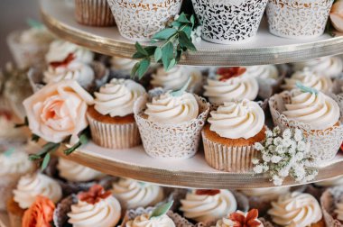 Çiçek aksanlı ve karmaşık tasarımlı zarif kek gösterisi.