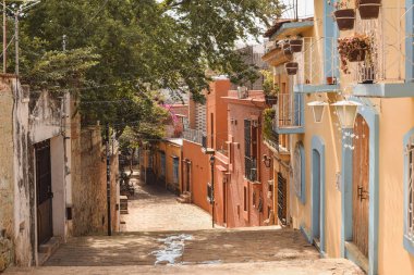 Meksika 'nın Oaxaca şehrindeki renkli tarihi ara sokak