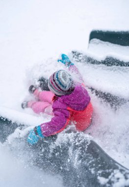 Neşeyle Tozlu Kar 'a Kayan Çocuk