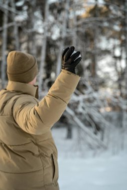 Oslo yakınlarındaki bir kış ormanında karla oynayan adam.