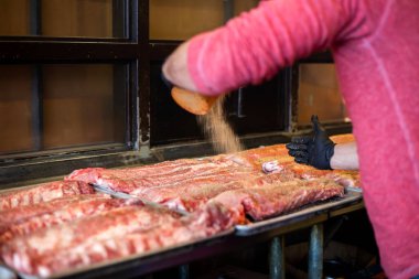 Eti içiciye hazırlıyorum.