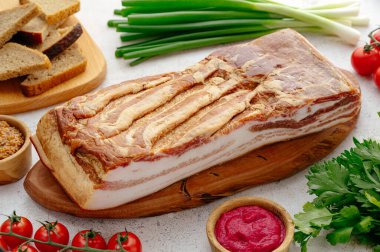 Ekmek ve otlarla tütsülenmiş göğüs eti