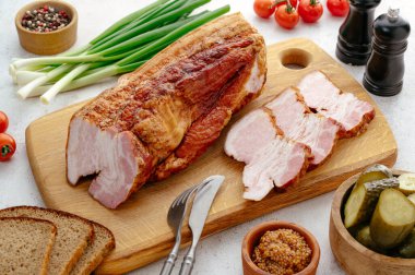 Yeşillik, sebze ve turşulu bir panoda tütsülenmiş et.