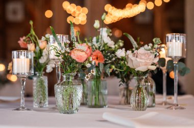 Vazoda parlayan bokeh arkaplanı olan romantik bir çiçek süsü.