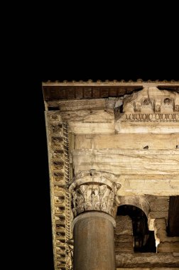 Pantheon 'un süslü, ayrıntılı bir dış görünüşüne yakın çekim