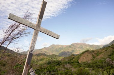 Peralta dağlarında tahta haç