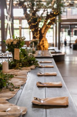 Düğün davetlisinden önce çelenk ve dekorla birlikte masa hazırlandı.