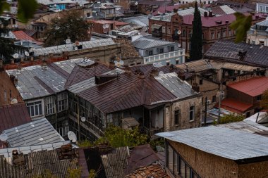 Sisli sonbahar gününde eski Tiflis mimarisi