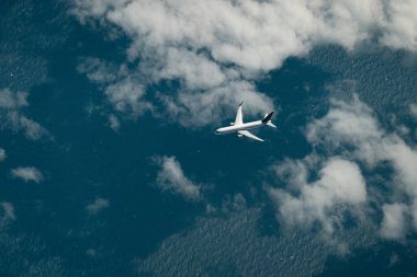 Karayip üzerinden Kargo uçağı. Havadan havaya.