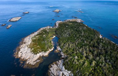 Canso Nova Scotia 'daki kayalık adaların hava görüntüsü mavi suya ayarlandı