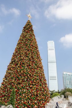 Noel ağacı ve Hong Kong 'un mavi gökyüzünün altındaki silueti