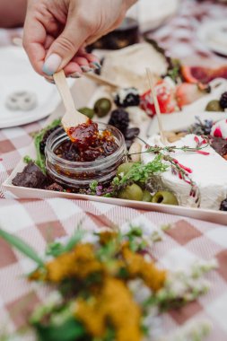 Şarküteride kavanozdan el kepçesi reçeli