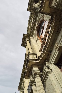 Gökyüzüne karşı Oaxaca 'daki Tarihi Koloni Binası Düşük Açı Görünümü