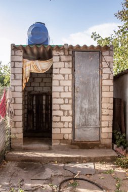 Kırsal alanda kırsal alanda yaz duşu ve tuvalet