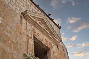 Oaxaca şehrindeki sömürge penceresinin üzerindeki güvercinler bluesky 'ye karşı