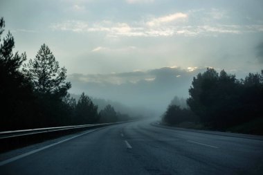 Şafak vakti sisli yol, sisli bir sabah karayolu.