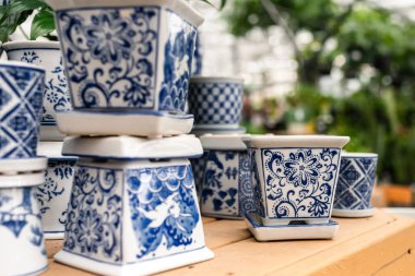 Karmaşık çiçek desenli mavi ve beyaz seramik kaplar