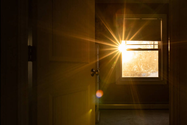 Теплый солнечный свет, струящийся через окно спальни