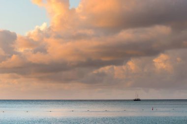 Aruba 'da canlı bulutlarla Sunset' te yelkenli.