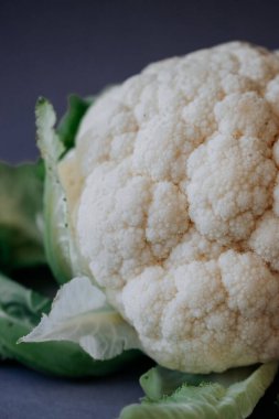 Gri arka planda beyaz taze karnabahar